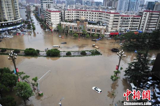 图为2017年7月20日昆明市区因暴雨被淹。　刘冉阳 摄